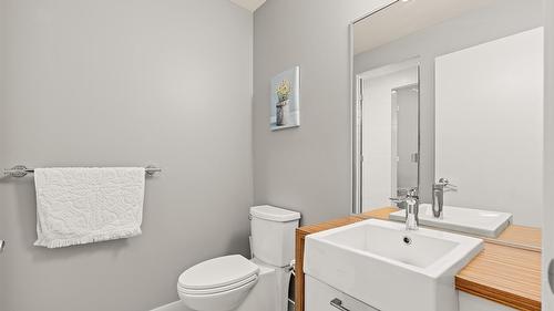 214-1289 Ellis Street, Kelowna, BC - Indoor Photo Showing Bathroom