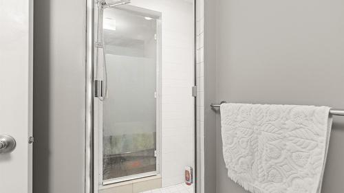 214-1289 Ellis Street, Kelowna, BC - Indoor Photo Showing Bathroom