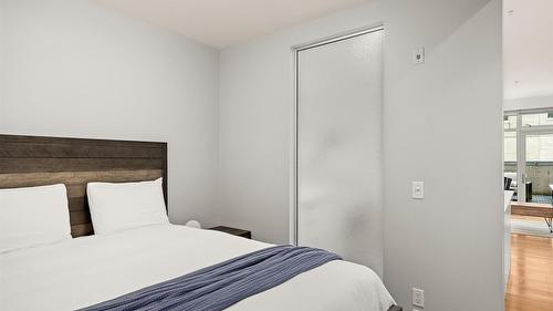 214-1289 Ellis Street, Kelowna, BC - Indoor Photo Showing Bedroom