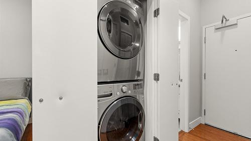 214-1289 Ellis Street, Kelowna, BC - Indoor Photo Showing Laundry Room