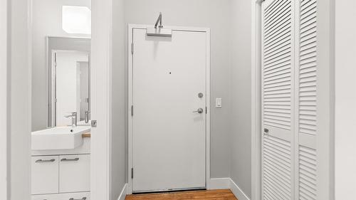 214-1289 Ellis Street, Kelowna, BC - Indoor Photo Showing Other Room