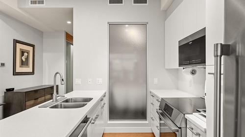 214-1289 Ellis Street, Kelowna, BC - Indoor Photo Showing Kitchen With Double Sink With Upgraded Kitchen