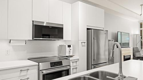 214-1289 Ellis Street, Kelowna, BC - Indoor Photo Showing Kitchen With Double Sink