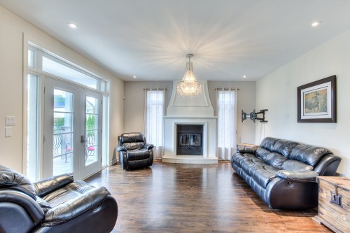Salle familiale - 423 Rue Des Roseaux, Laval (Sainte-Dorothée), QC - Indoor Photo Showing Living Room With Fireplace