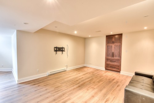 Salle de jeux - 423 Rue Des Roseaux, Laval (Sainte-Dorothée), QC - Indoor Photo Showing Other Room