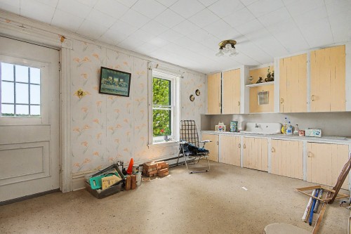 Cuisine - 474 Rg Double, Mont-Saint-Grégoire, QC - Indoor Photo Showing Laundry Room