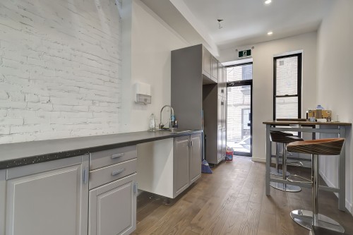 Commerce - 346  - 346B Av. Victoria, Westmount, QC - Indoor Photo Showing Kitchen