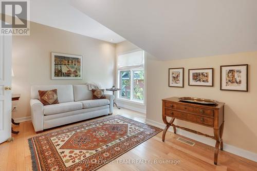 13 Oak Park Private, Ottawa, ON - Indoor Photo Showing Living Room