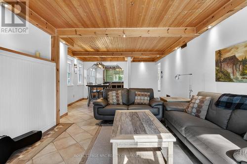 32 Ghent Street, St. Catharines (Vine/Linwell), ON - Indoor Photo Showing Living Room