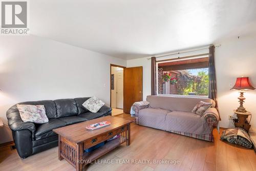 5687 Cherry Street, South Dundas, ON - Indoor Photo Showing Living Room