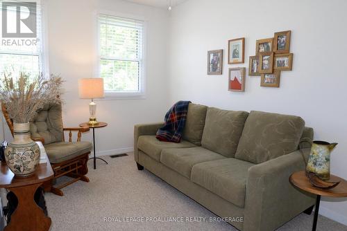 964 Uxbridge Crescent, Kingston (East Gardiners Rd), ON - Indoor Photo Showing Living Room