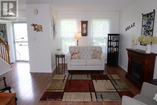 964 Uxbridge Crescent, Kingston (East Gardiners Rd), ON - Indoor Photo Showing Living Room