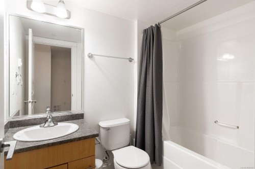 #204-1405 Esquimalt Rd, Esquimalt, BC - Indoor Photo Showing Bathroom