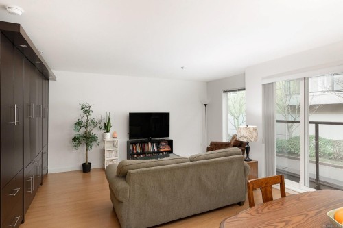 #204-1405 Esquimalt Rd, Esquimalt, BC - Indoor Photo Showing Living Room