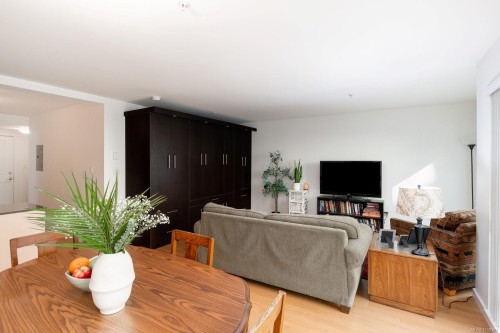 #204-1405 Esquimalt Rd, Esquimalt, BC - Indoor Photo Showing Living Room