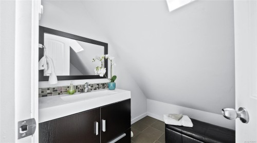 1000 Fashoda Pl, Langford, BC 
