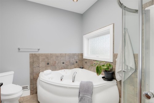 6799 Jedora Dr, Central Saanich, BC 
