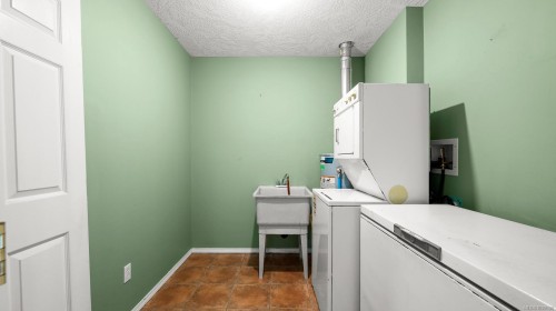 3351 Crescent St, Cumberland, BC 