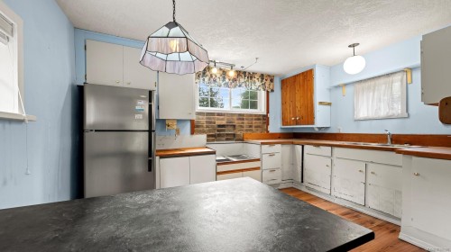 3351 Crescent St, Cumberland, BC 