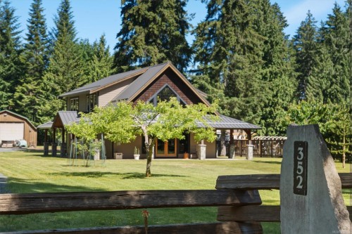 352 Ships Point Rd, Fanny Bay, BC 