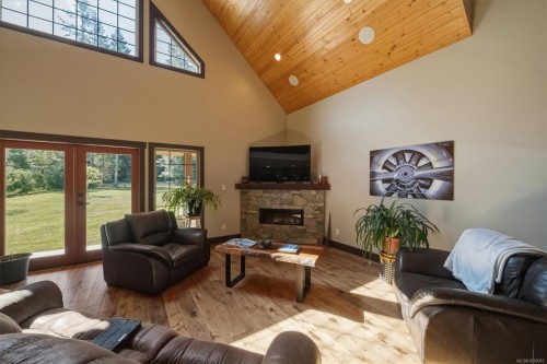352 Ships Point Rd, Fanny Bay, BC 