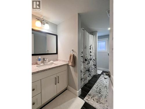 Suite bathroom - 1941 Poplar Lane, Revelstoke, BC 