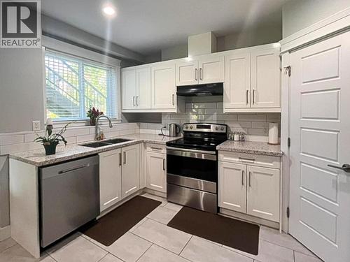 Suite kitchen - 1941 Poplar Lane, Revelstoke, BC 