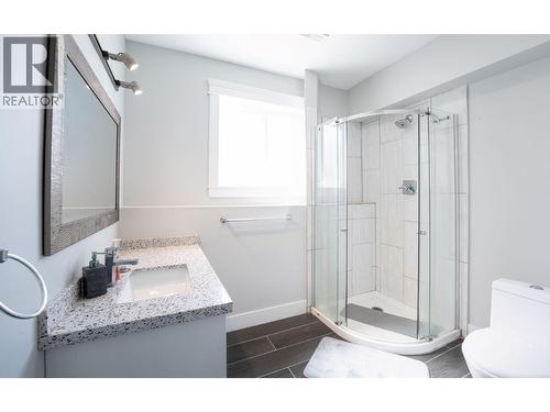 Jr Suite bathroom - 1941 Poplar Lane, Revelstoke, BC 