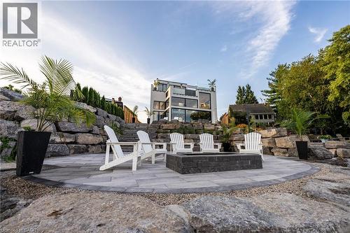 Circular paver patio with a built-in fire feature - 6 Firelane 11A Street, Niagara-On-The-Lake, ON - Outdoor