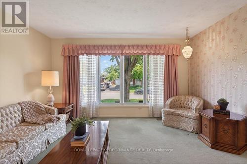 2184 Melfort Street, Ottawa, ON - Indoor Photo Showing Living Room