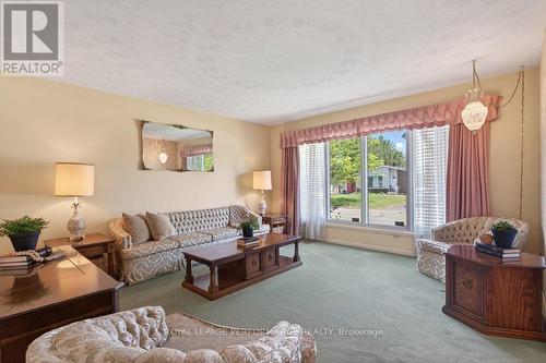 2184 Melfort Street, Ottawa, ON - Indoor Photo Showing Living Room