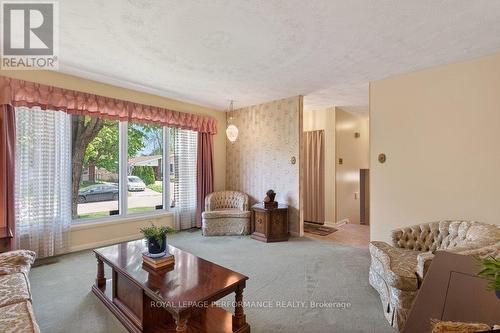 2184 Melfort Street, Ottawa, ON - Indoor Photo Showing Living Room