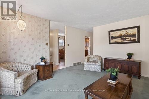 2184 Melfort Street, Ottawa, ON - Indoor Photo Showing Living Room