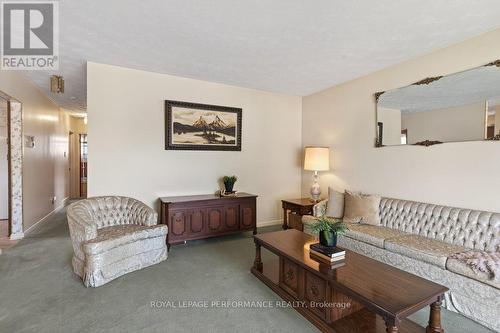 2184 Melfort Street, Ottawa, ON - Indoor Photo Showing Living Room