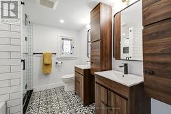 Beautiful 5pc Bathroom! - 