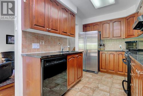 167 Duntroon Circle, Ottawa, ON - Indoor Photo Showing Kitchen With Double Sink