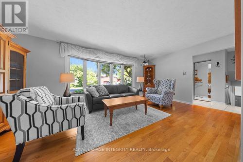 30 Biscayne Crescent, Ottawa, ON - Indoor Photo Showing Living Room