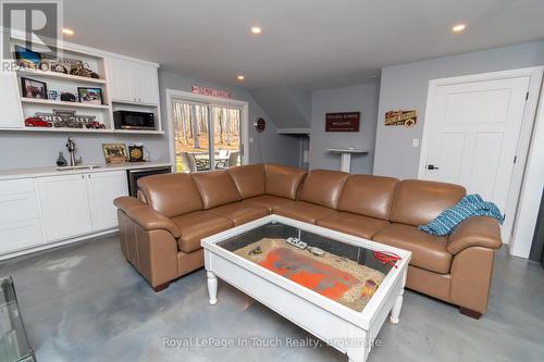 1388 Cedarpoint Road, Tiny, ON - Indoor Photo Showing Living Room
