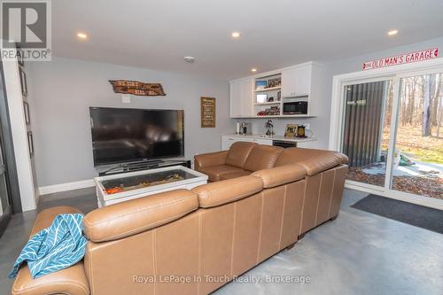 1388 Cedarpoint Road, Tiny, ON - Indoor Photo Showing Living Room