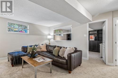 39 Liam Drive, Hamilton, ON - Indoor Photo Showing Living Room