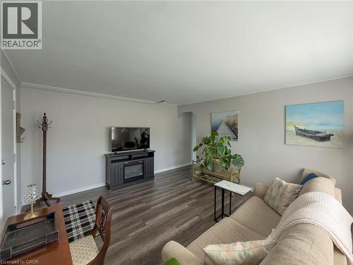 1755 King Street Unit# 9, Hamilton, ON - Indoor Photo Showing Living Room