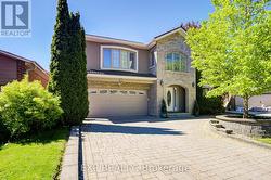 82 DERBY COURT Newmarket, ON L3Y 5Z9