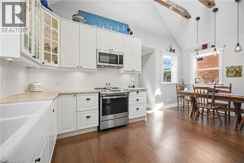 66 Chatham Street, Hamilton, ON - Indoor Photo Showing Kitchen With Upgraded Kitchen