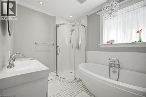 66 Chatham Street, Hamilton, ON - Indoor Photo Showing Bathroom