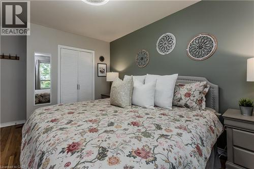 2157 Mountain Grove Avenue, Burlington, ON - Indoor Photo Showing Bedroom