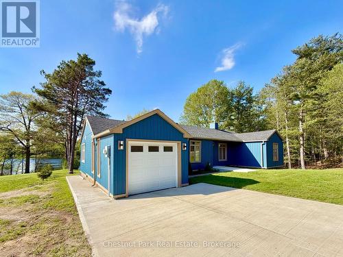 Attached garage and poured concrete driveway - 9211 118 Highway, Minden Hills (Minden), ON 