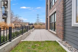 Large patio and green space! - 