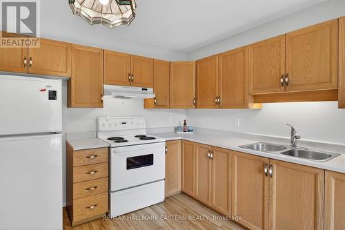 This kitchen shines - 890 Chapel Road, Peterborough (Ashburnham Ward 4), ON 