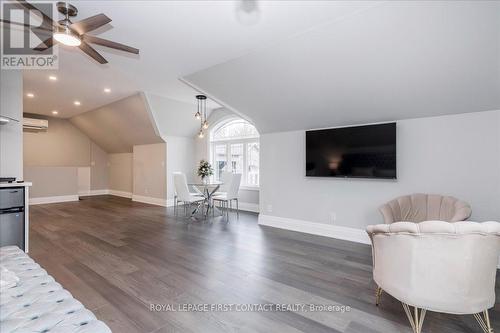 3500 Crescent Harbour Road, Innisfil, ON - Indoor Photo Showing Living Room