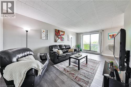29 West Avenue, Kitchener, ON - Indoor Photo Showing Living Room